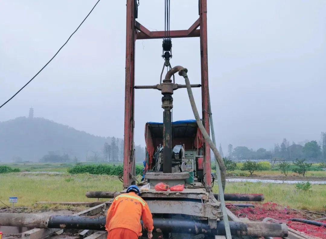 伏龙大桥(大桥南岸)第一根冲孔桩桩基破土动工