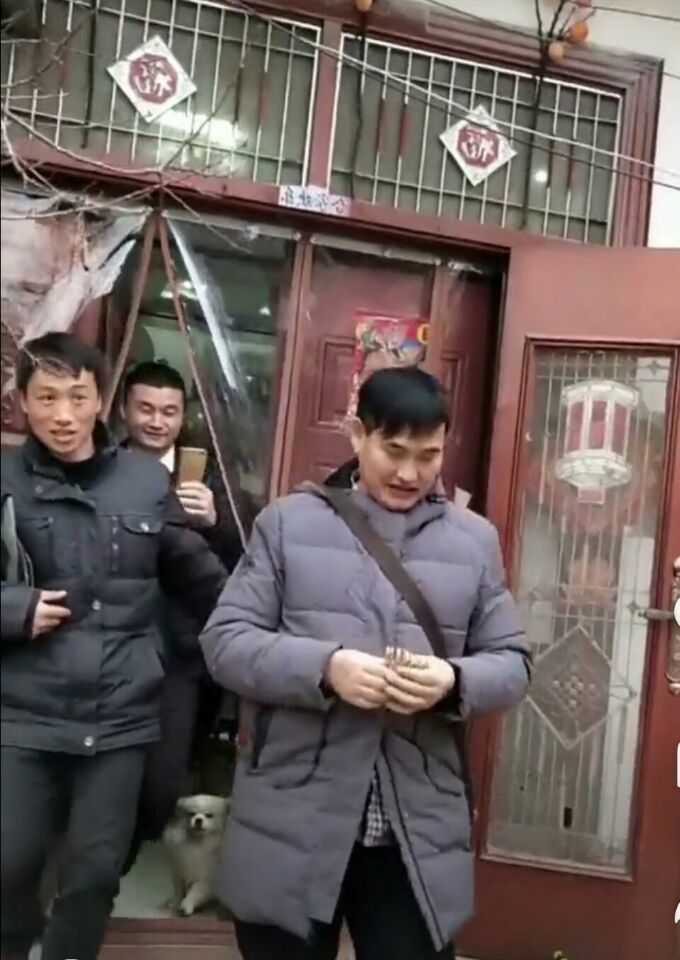 原创大衣哥随时被围观,生活细节被拍摄到毫无隐私,心态由崩溃到释然