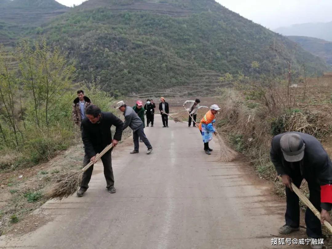 猴场镇新建村组织村民打扫村干道环境卫生石门乡河坝村保洁员开展日常