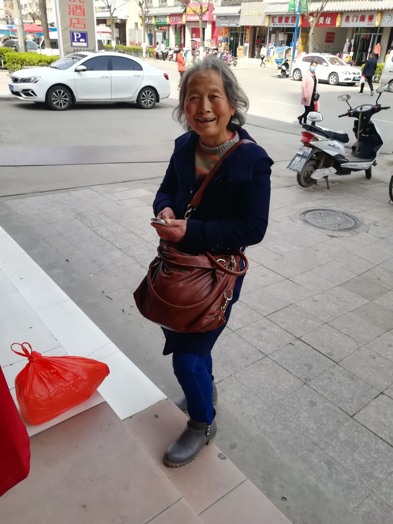 刚才一位70多岁的大妈说看完病想买一件春装外套