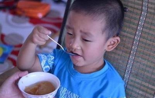 孩子:孩子再馋父母也别买,儿科医生:脾胃受伤,体质差这5种食物