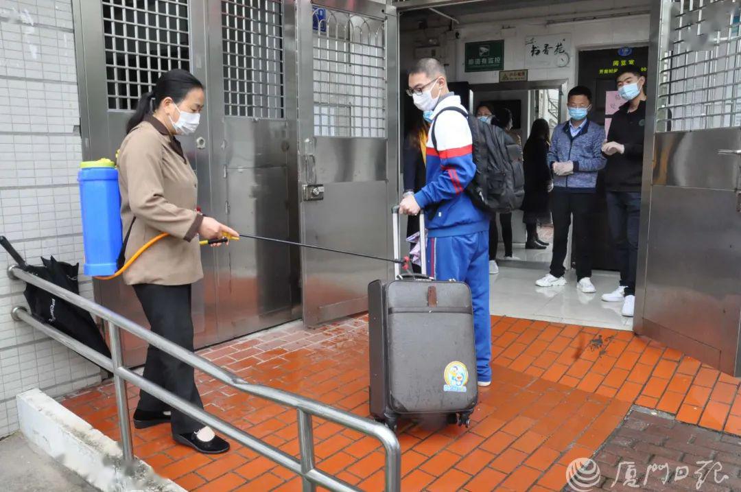 厦门二中住宿生行李箱要消毒