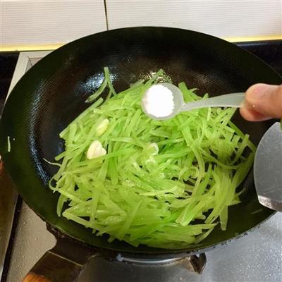 怎么炒莴笋丝既好吃又简单 f9340f72ee324ad2a9723ada415a82ab.jpeg