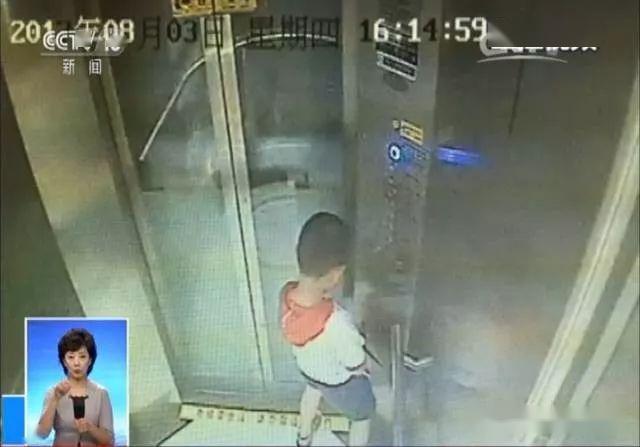 事发2017年,一名6岁男孩独自乘坐观光梯,为了好玩,竟然对着电梯操作板