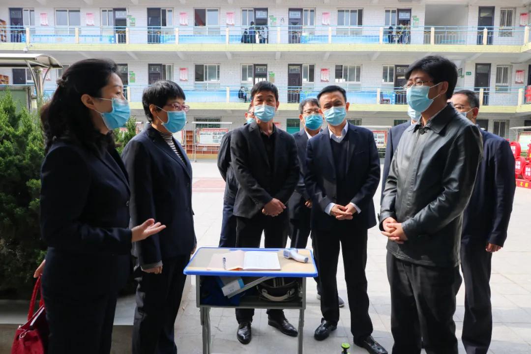 4月7日,黄陵县委副书记,县长高勇检查桥山中学初三年级开学复课和学校