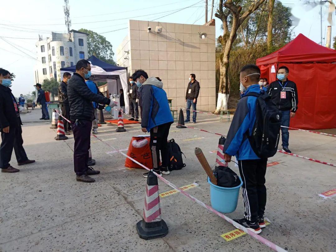 今天隆昌市初三学子开学啦