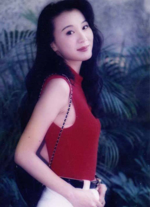 因长得漂亮一炮而红，被传有12段情史，51岁未婚