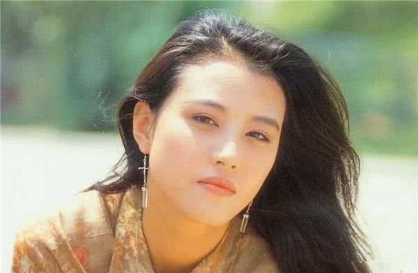 她是最美周芷若，嫁大10岁男星却离婚，今53岁大