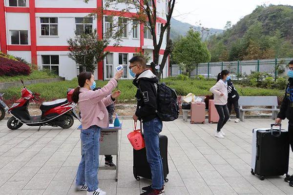 一大早广坪镇初级中学的初三老师就早早的来到学校小广场,准备好各类