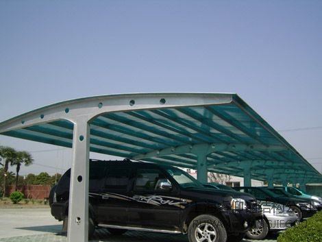 钢结构车棚都是由钢材来搭建的,所以它的强度是很高的,而且它的弹性好