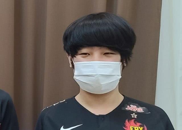 英雄联盟lpl:面对刘青松的头发 谁还care fpx的九连胜