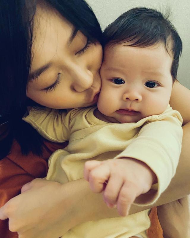 婴儿：为其庆百天，网友：孩子是谁的？黄心颖开心怀抱婴儿
