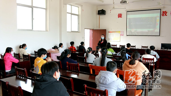 在永州市冷水滩区马坪学校,教师曾艳萍正在心理辅导课上教授曼陀罗