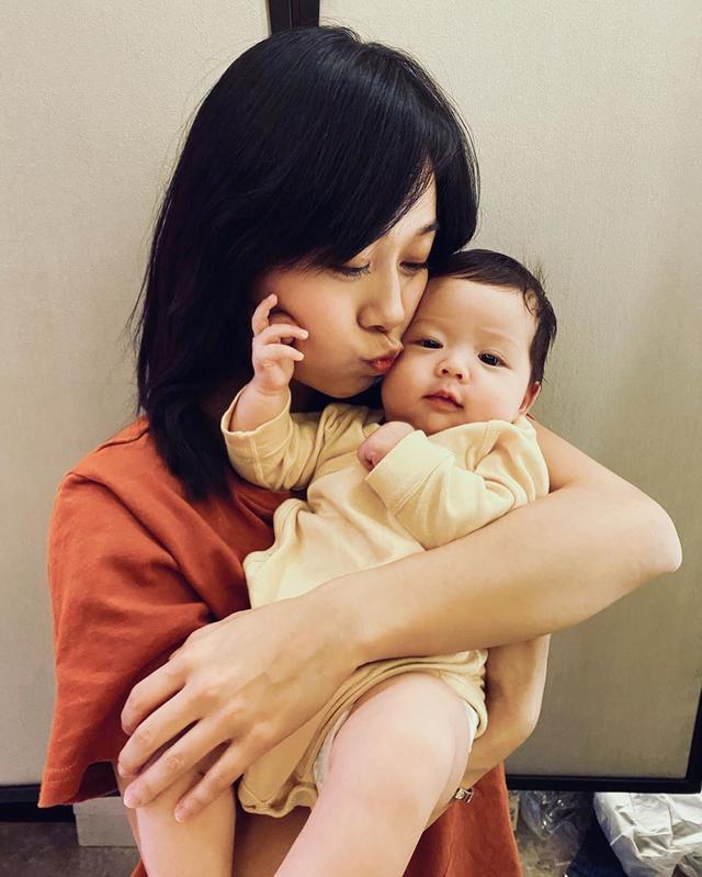 婴儿：为其庆百天，网友：孩子是谁的？黄心颖开心怀抱婴儿