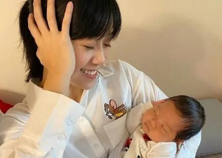 婴儿：为其庆百天，网友：孩子是谁的？黄心颖开心怀抱婴儿