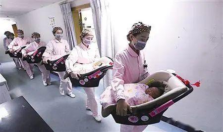 【新生】护士反手就是一巴掌，宝妈却连声道谢新生宝宝对着妈妈咧嘴笑