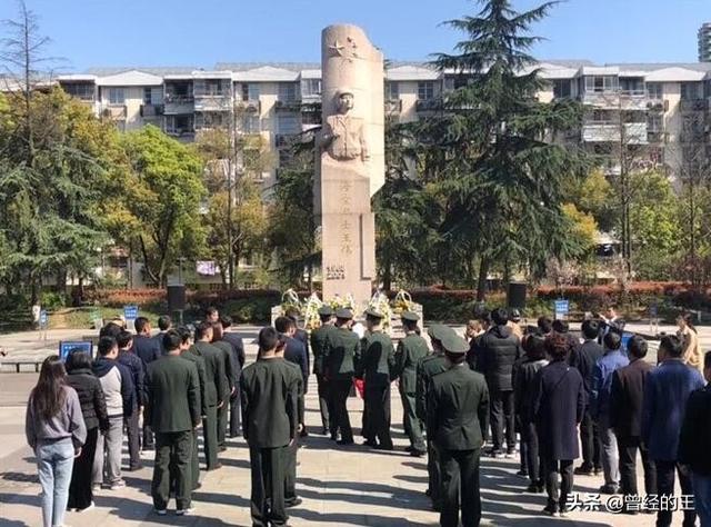 一组老照片:19年前,为捍卫祖国领空,王伟烈士墓于2002