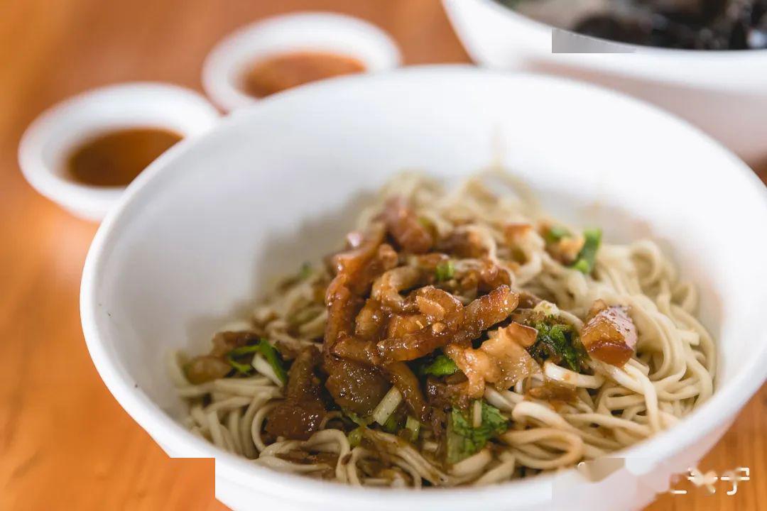 捞面 捞面撩拨起我的食欲,卤肉泛着诱人的油光,每一块都炖得咸香软