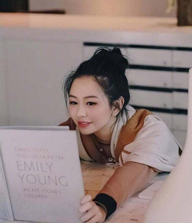 「Ella」却被爸爸猪扒脸拖累,换头前被嘲“原始人”?妈妈是艳星李丽珍