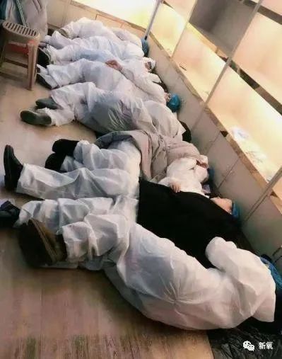 16 武汉大学人民医院护士为了避免交叉感染,节约穿防护服的时间,在