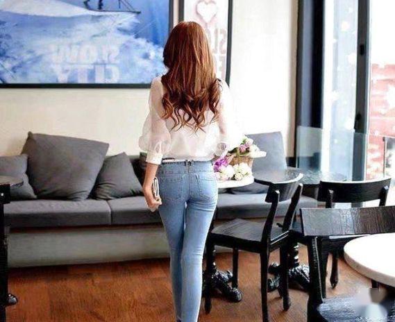 丰满的长腿牛仔裤美女,这气场真足!