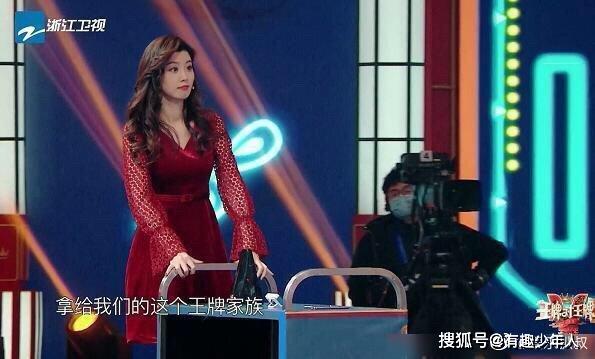 《王牌对王牌》周深调侃"王牌女郎"费费时,谁发现沈涛