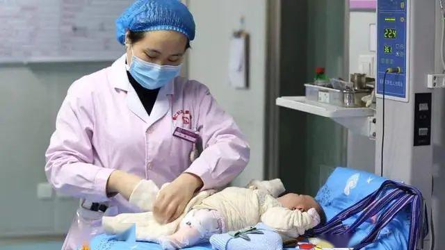 【新生】护士反手就是一巴掌，宝妈却连声道谢新生宝宝对着妈妈咧嘴笑