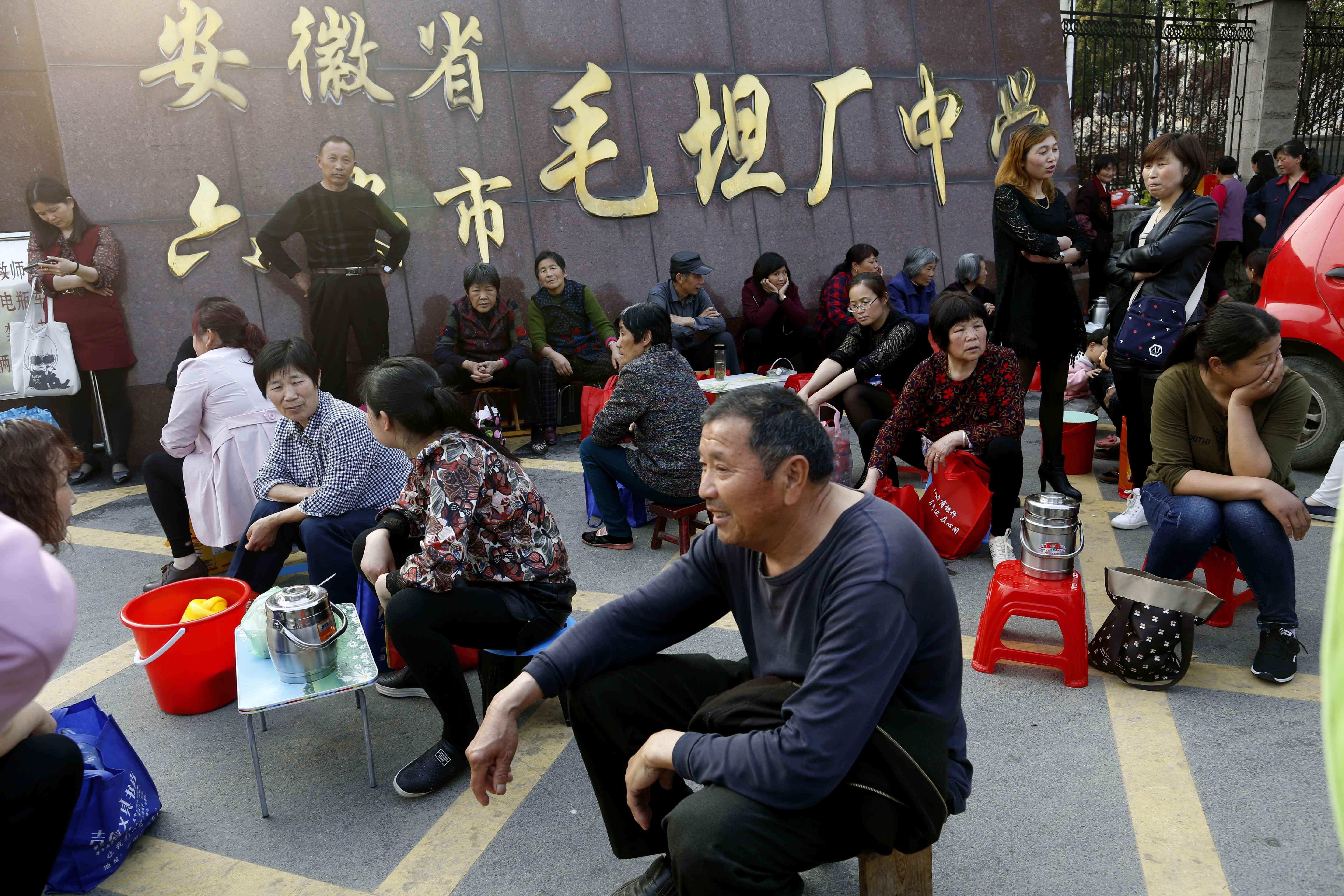 毛坦厂高三考生返校引热议,近两万名学生和陪读家长归来恢复喧嚣