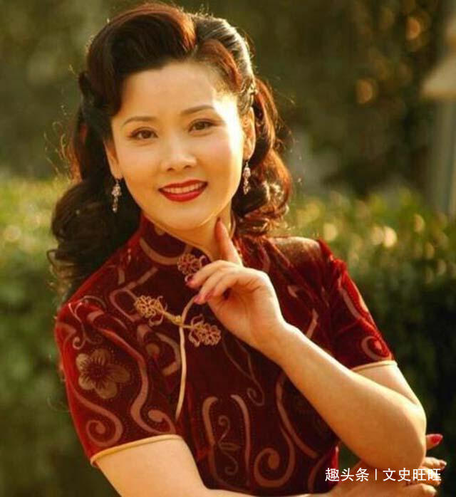 幸福的何赛飞:最貌美时嫁给初恋,结婚32年无绯闻,儿子都22了