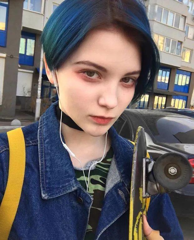 20岁乌克兰美少女染发成瘾,却在ins上圈粉无数,网友:这些奇葩的发色