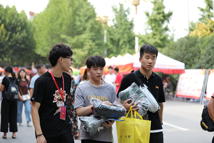 "欢迎你,新同学—商丘学院喜迎2019级新生