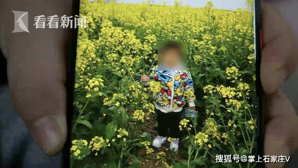 「吸附」回到家脖子后的东西吓坏父母！3岁女童赏油菜花