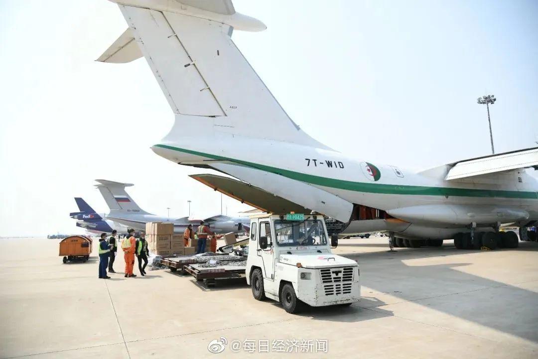 阿尔及利亚空军伊尔-76运输机飞抵上海浦东机场