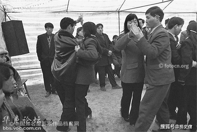 老照片:世纪之交的中国农村,延续着传统也有了新变化