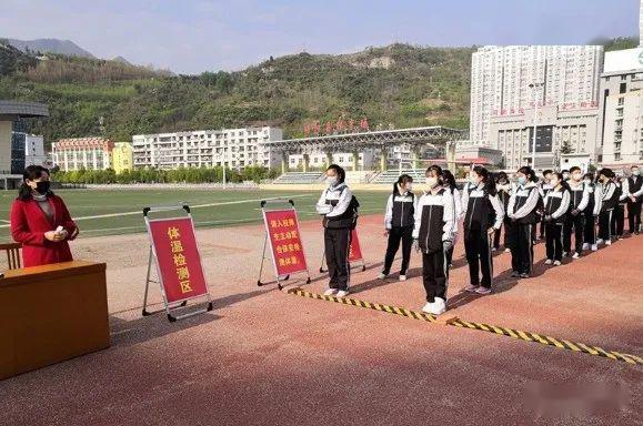 略阳县荣程中学镇巴县今早6点40分,镇巴泾洋初级中学初三年级843名