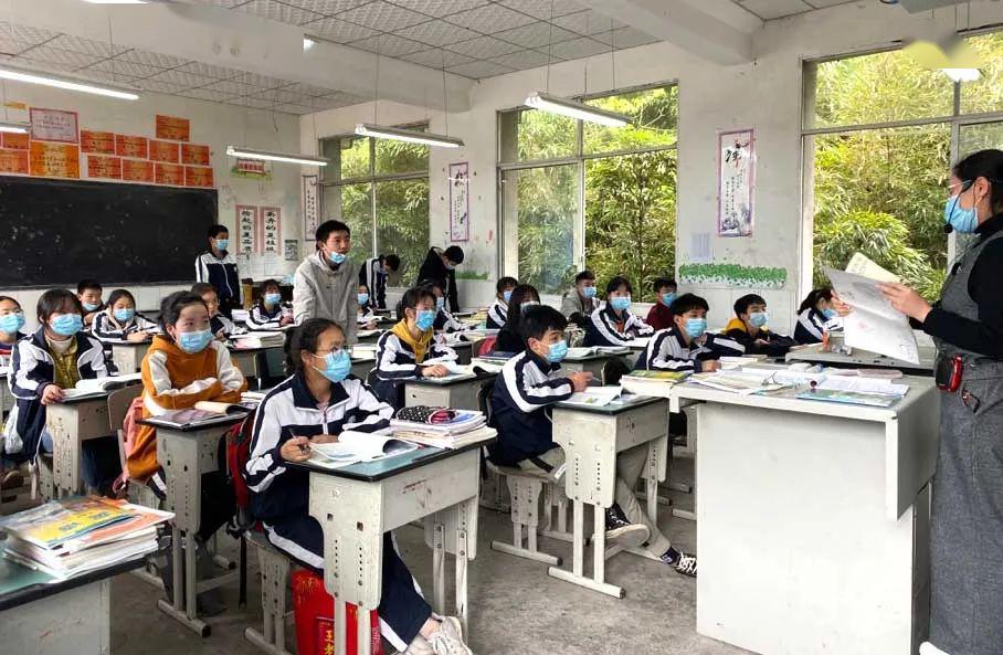华头镇初中学生上课