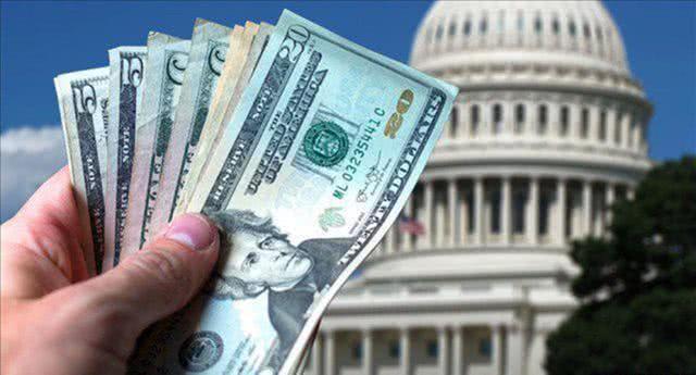 美国男子不满无法获得疫情救助金，泼汽油欲烧