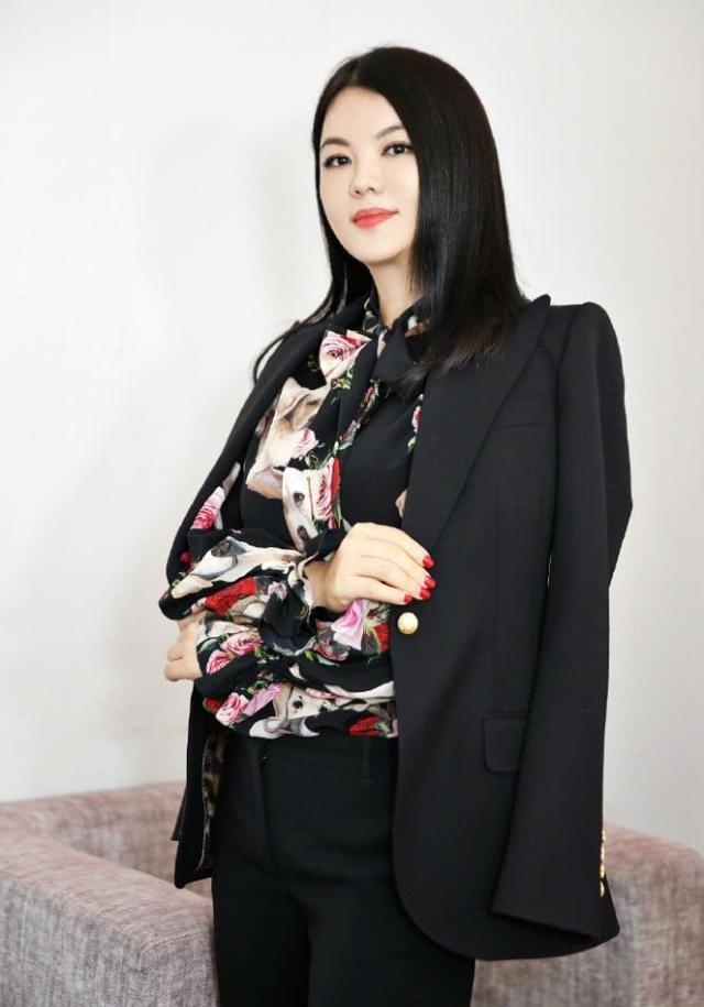 照片中的李湘身穿的这款黑色西服,搭配黑色印花衬衫,贵夫人的即视感