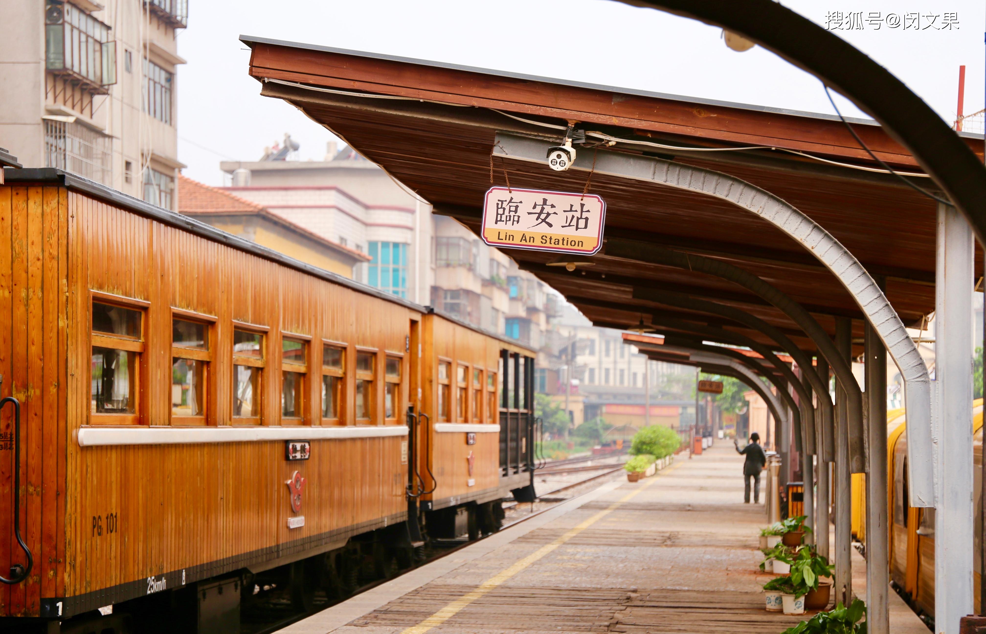 阔别六年再到建水,第一站便是搭乘这里的米轨小火车,从临安站出发