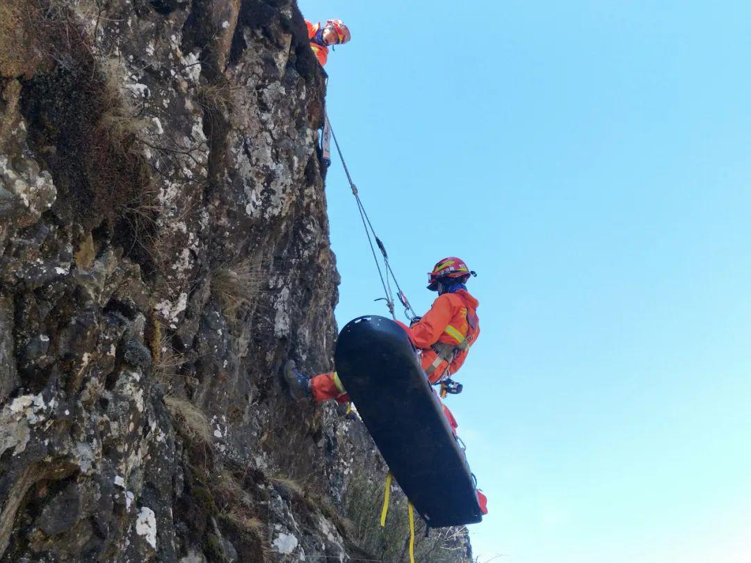 从实战出发昭通消防山岳救援技术轮训取得实效