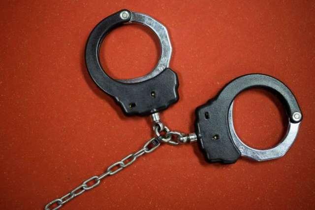 美国男子不满无法获得疫情救助金，泼汽油欲烧