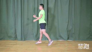弓步跳有余力或有经验的跑者可以继续尝试以下训练动作:上述的训练