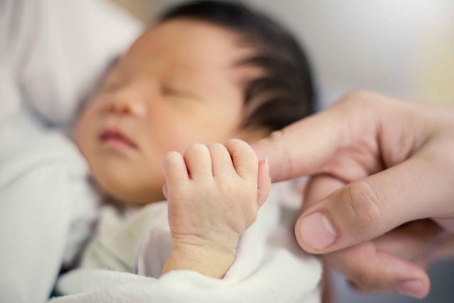 [宝宝]这三个重点不要忽略，新手爸妈来了解新生儿出生后为何有黄疸