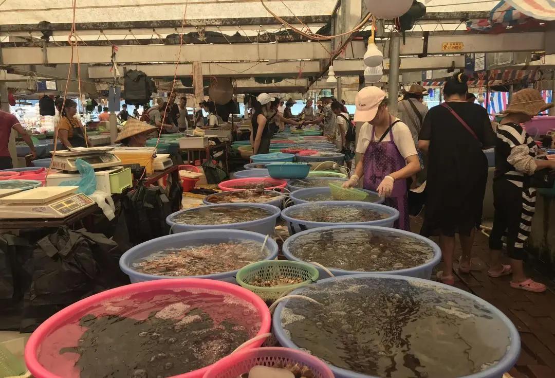 南湾是整个涠洲岛最热闹繁华的地带,有两个海鲜市场,选择在这里吃喝