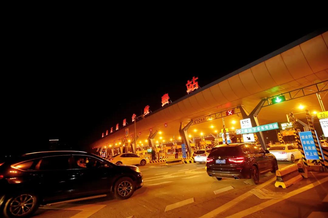 4月8日零时后,京港澳高速武汉西收费站,交警指挥排队离汉的车辆.