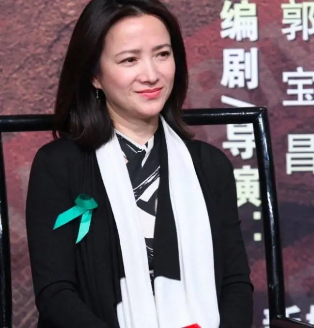 “内地第一古典美女”何晴，如今过得怎么样？