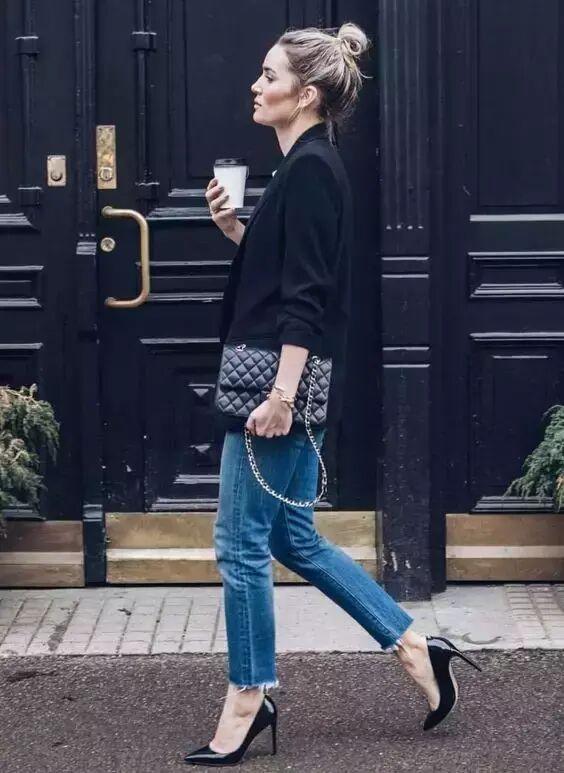 40岁女人拍照别再比剪刀手了!学会这几个通用姿势,自然又好看
