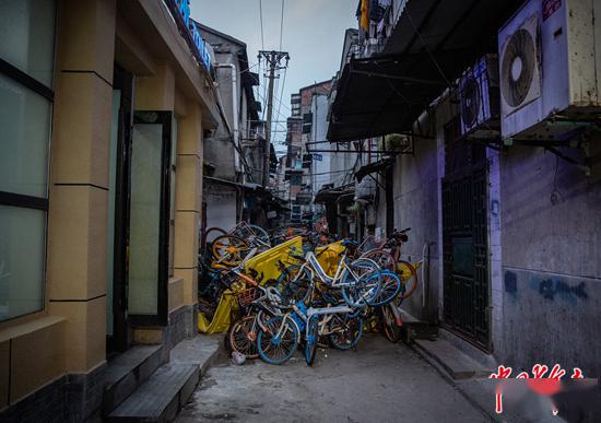 武汉启封歇业多日的早餐店人们排长队等待热干面