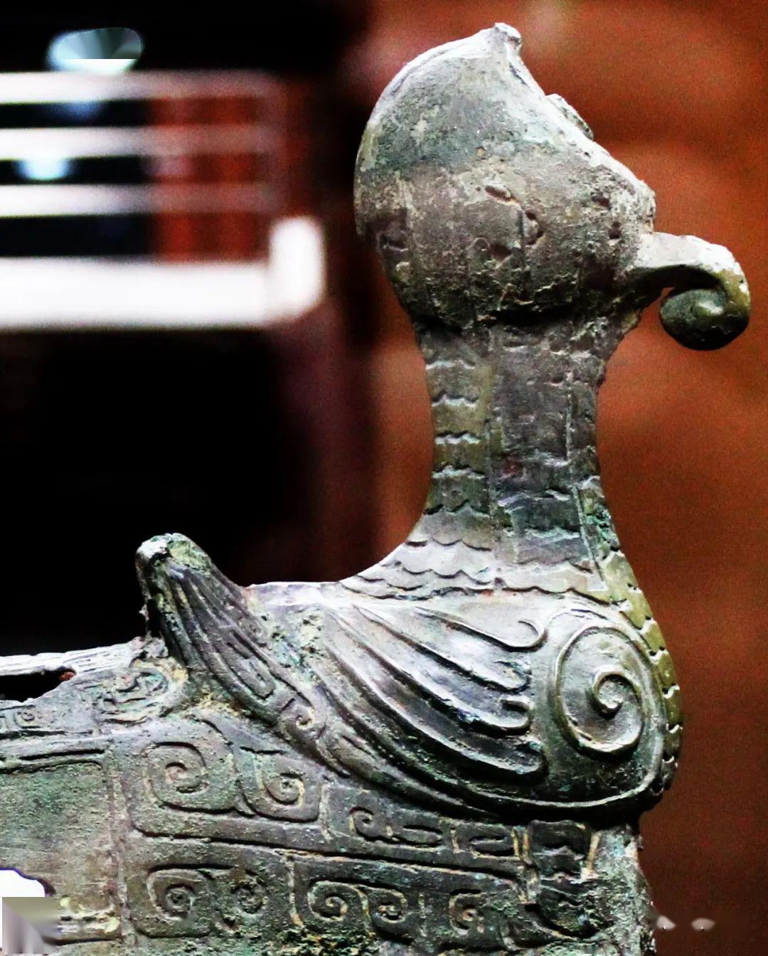 商代晚期夔神鼓与瓿形卣:钧魂分享泉屋博古馆中国青铜器珍品之一
