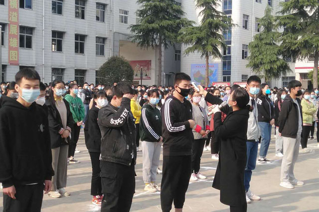 邓州市六高中举行高三返校师生升旗仪式和突发公共卫生事件应急演练